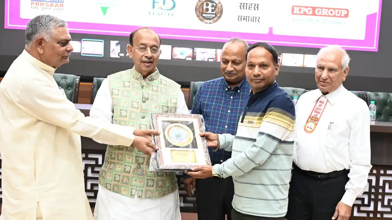Hindi Patrakarita Diwas : उत्तराखंड के विकास गर्ग दिल्ली में सम्मानित, पूर्व केंद्रीय मंत्री विजय गोयल ने दिया सम्मान