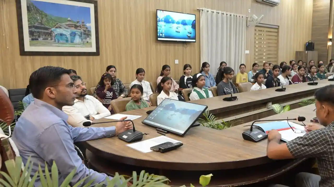 पिता का साया उठा तो छूटने लगी थी पढ़ाई, देहरादून डीएम की इस योजना ने 39 बेटियों को दी नई उम्मीद