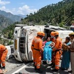 रुद्रप्रयाग-श्रीनगर हाईवे पर बड़ा हादसा, सवारियों से भरा मैक्स वाहन पलटा; 9 घायल