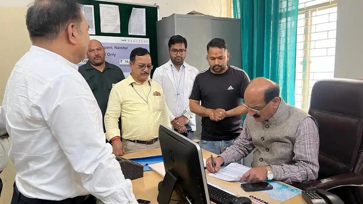 स्वास्थ्य मंत्री सुबोध उनियाल का गरमपानी अस्पताल में छापा, डॉक्टर के गायब मिलने पर सख्त कार्रवाई।