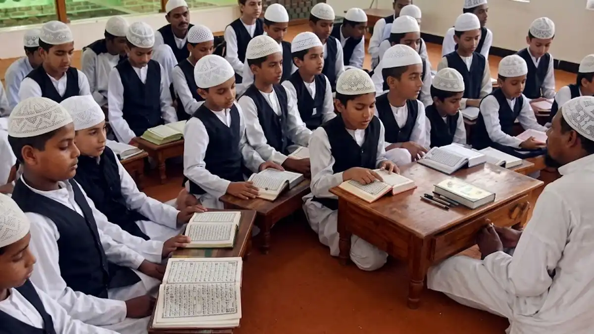 धामी सरकार का बड़ा फैसला, अब उत्तराखंड के मदरसों में पढ़ाई जाएगी देवभूमि की संस्कृति और इतिहास