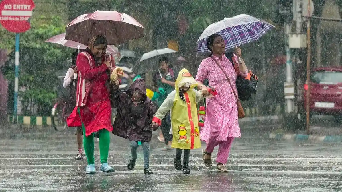 Uttarakhand Weather : उत्तराखंड के इन जिलों में आकाशीय बिजली और भूस्खलन का खतरा, यात्रा से पहले पढ़ें अपडेट।