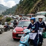 Chamoli : जाम में फंसी गर्भवती की गाड़ी, स्वास्थ्यकर्मियों ने स्कूटी से पहुंचकर बचाई जान