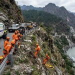 Badrinath Highway Accident : ऋषिकेश-बदरीनाथ हाईवे पर बेकाबू होकर नदी में गिरी कार, हादसे में 3 की मौत, 4 लापता