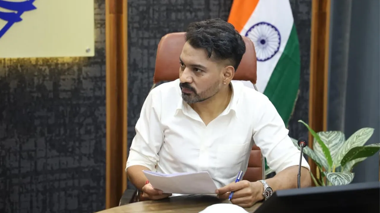 Dehradun DM Action : देहरादून में रोड कटिंग के बाद सुबह तक नहीं भरा गड्ढा, तो सीधे दर्ज होगा मुकदमा