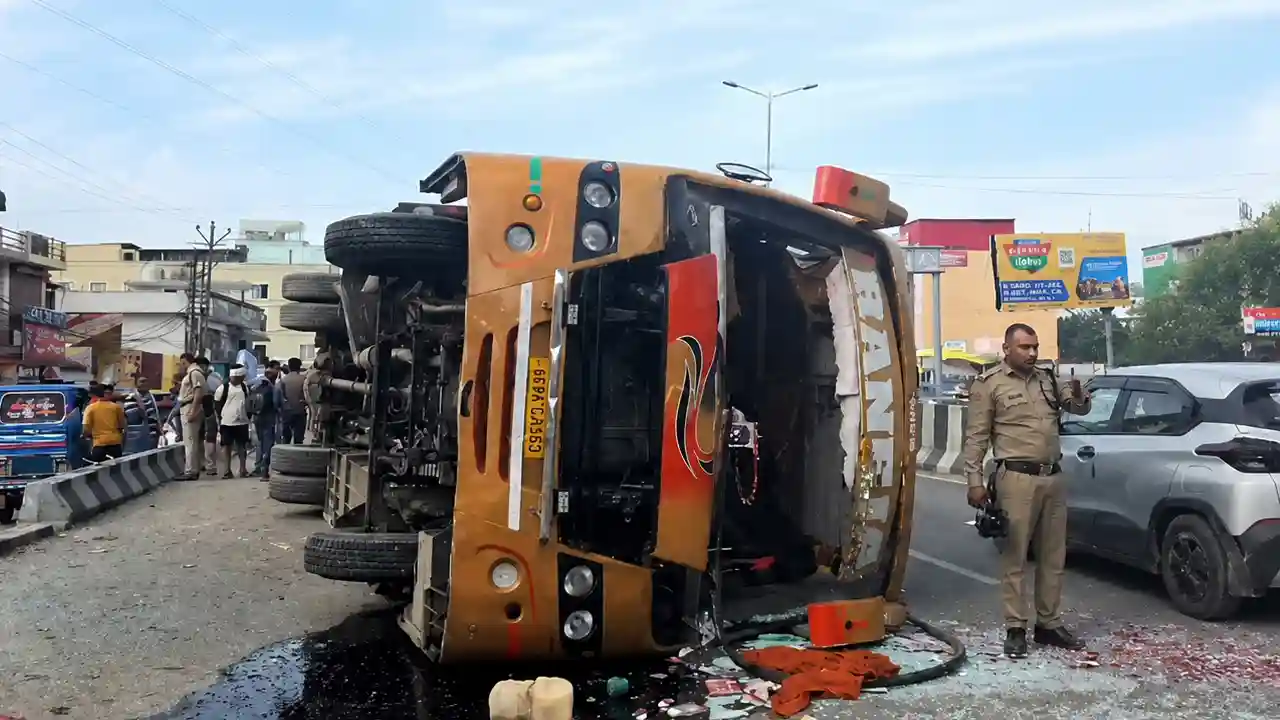 Haridwar Accident: गंगा स्नान कर लौट रहे यात्रियों की बस पलटी, 1 महिला की मौत, 37 घायल
