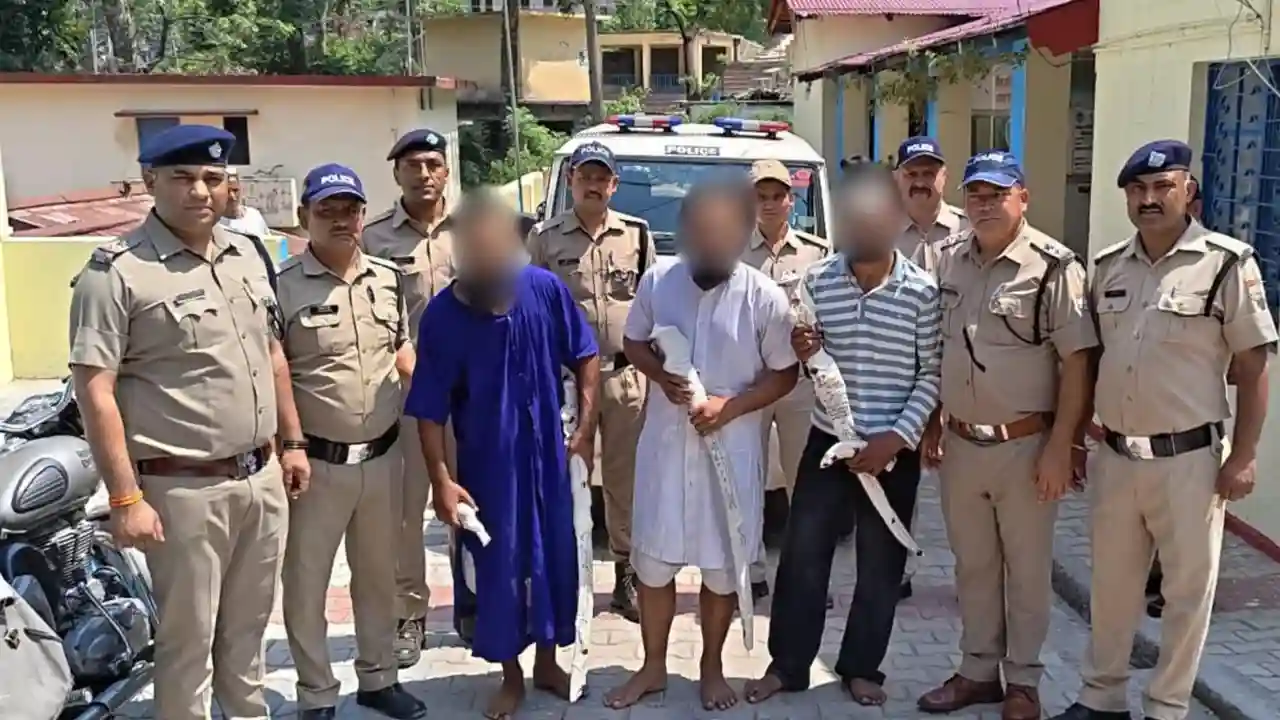 Karnaprayag News : हेमकुंड साहिब के यात्रियों और स्थानीय दुकानदारों में हिंसक झड़प, पंजाब के चार निहंग सिख गिरफ्तार