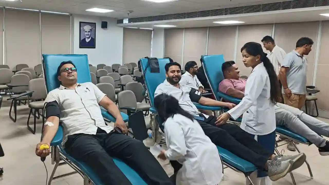 एमडीडीए दफ्तर में लगा रक्तदान शिविर, अधिकारियों और कर्मचारियों ने बढ़-चढ़कर किया रक्तदान