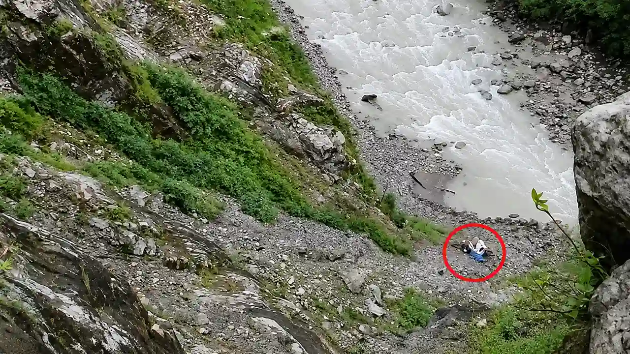 मुनस्यारी-मिलम मार्ग पर 200 मीटर गहरी खाई में गिरी पिकअप, दो की मौत