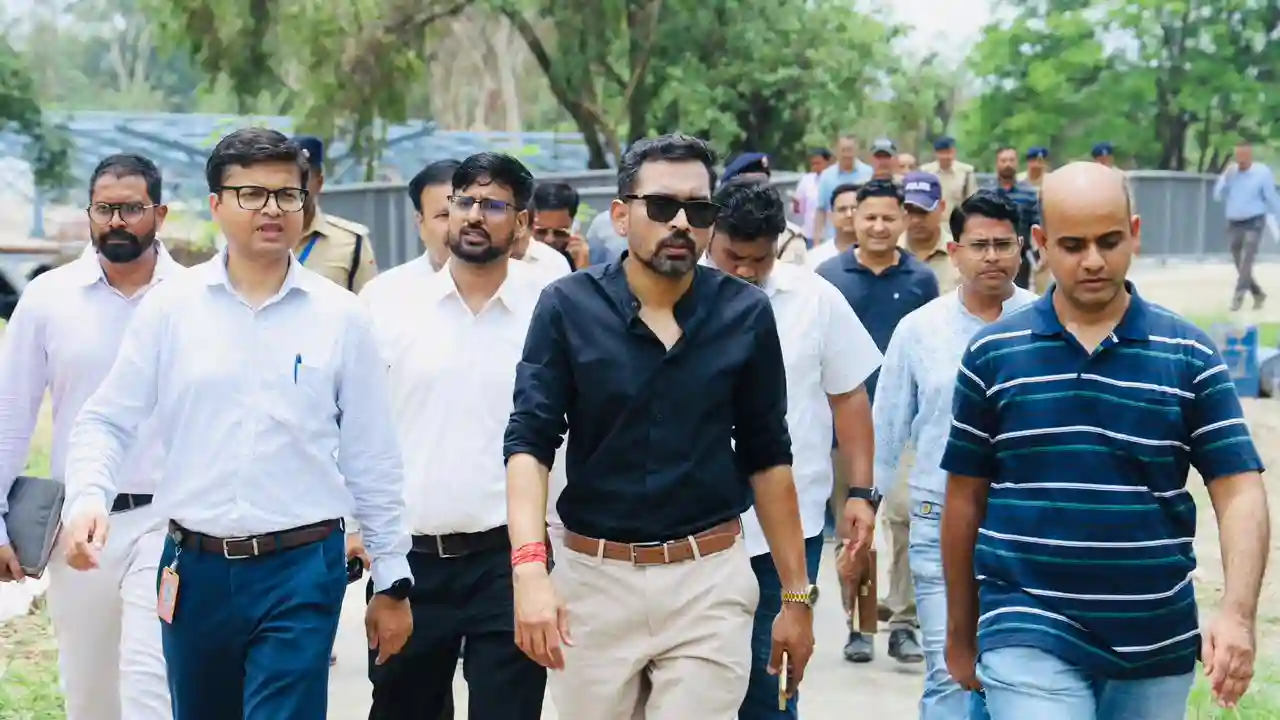 राष्ट्रपति के आगमन से पहले ग्राउंड जीरो पर उतरे DM आशीष चौहान, 'आशियाना' में परखीं व्यवस्थाएं