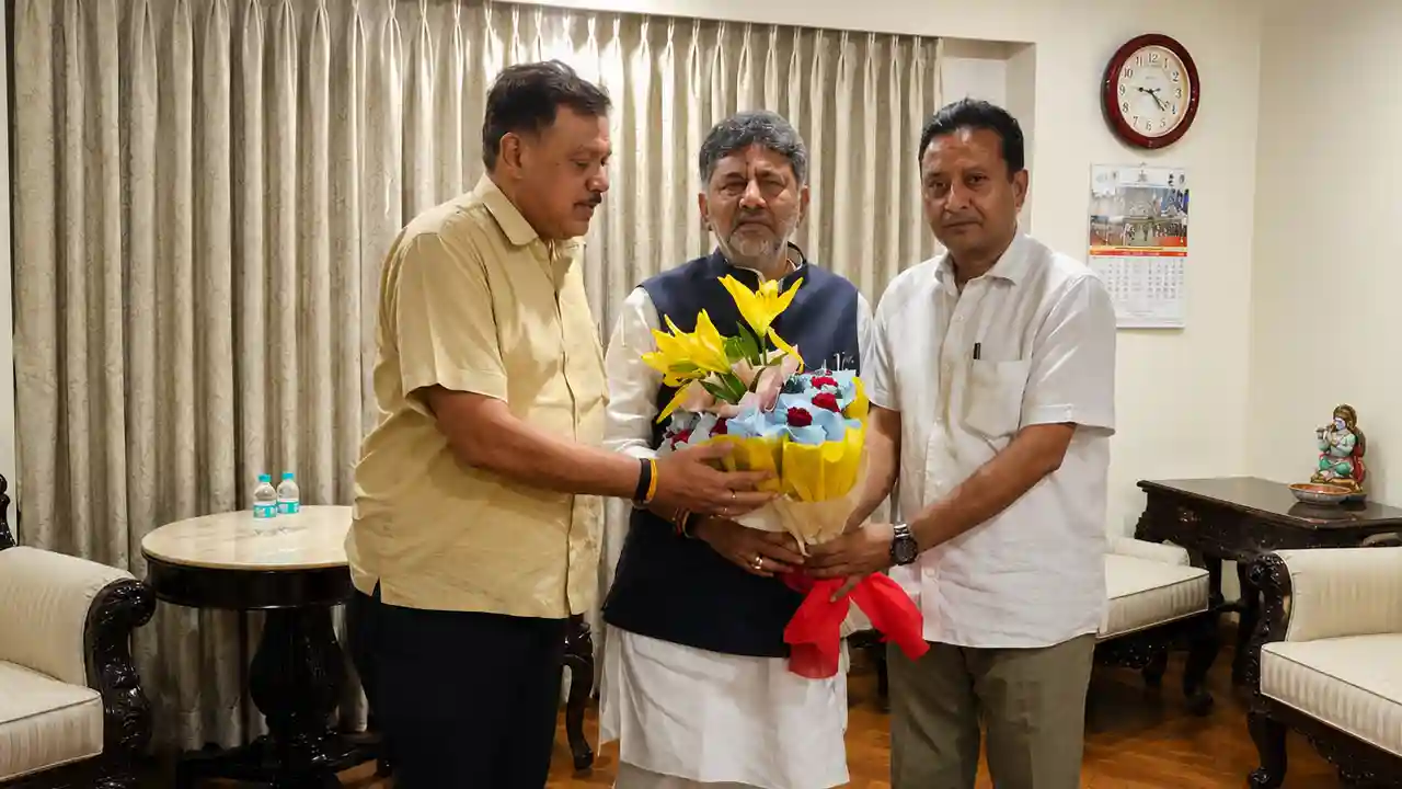 दिल्ली में डीके शिवकुमार से मिले उत्तराखंड कांग्रेस के दिग्गज, चारधाम आने का दिया न्योता