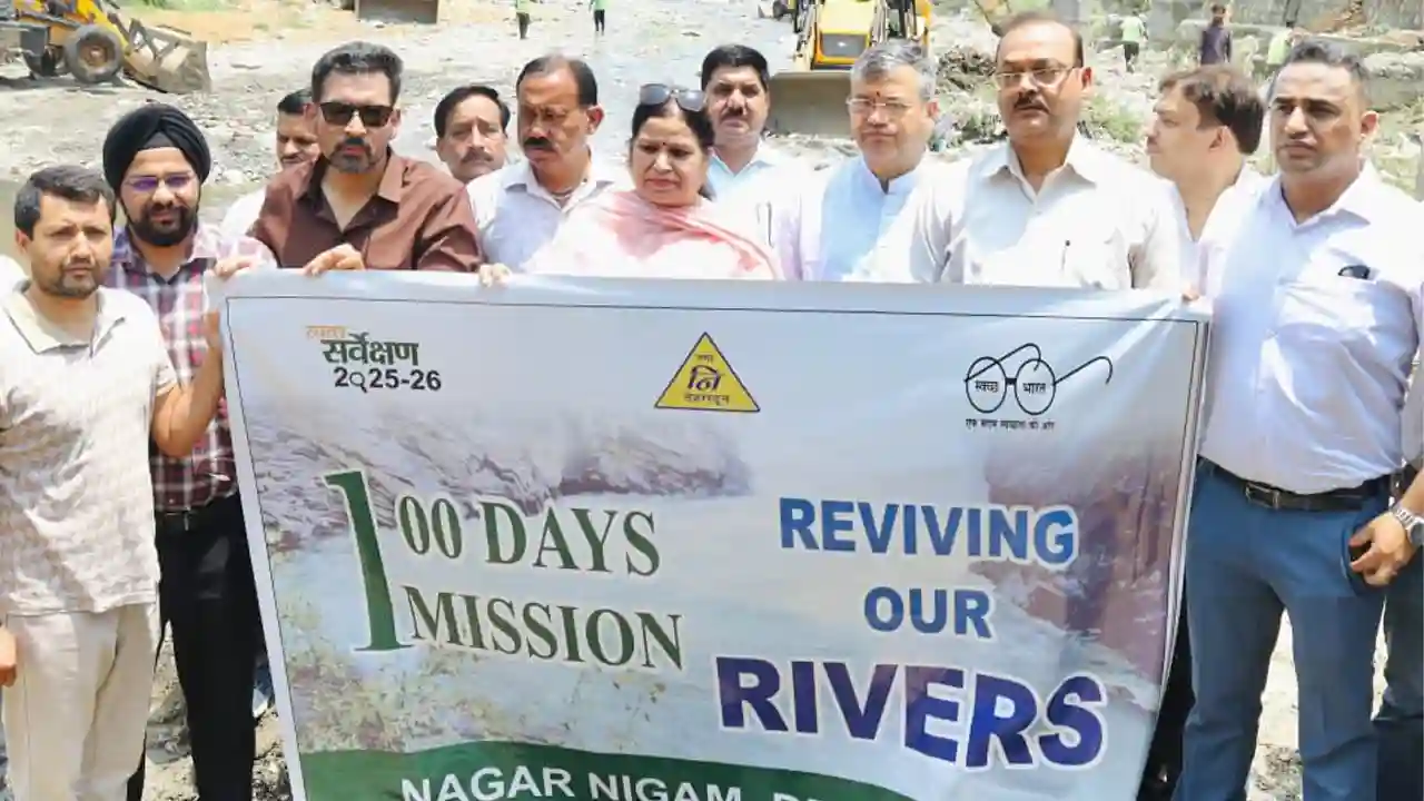 देहरादून में मानसून से पहले एक्शन मोड में प्रशासन, रिस्पना नदी को साफ करने उतरे डीएम