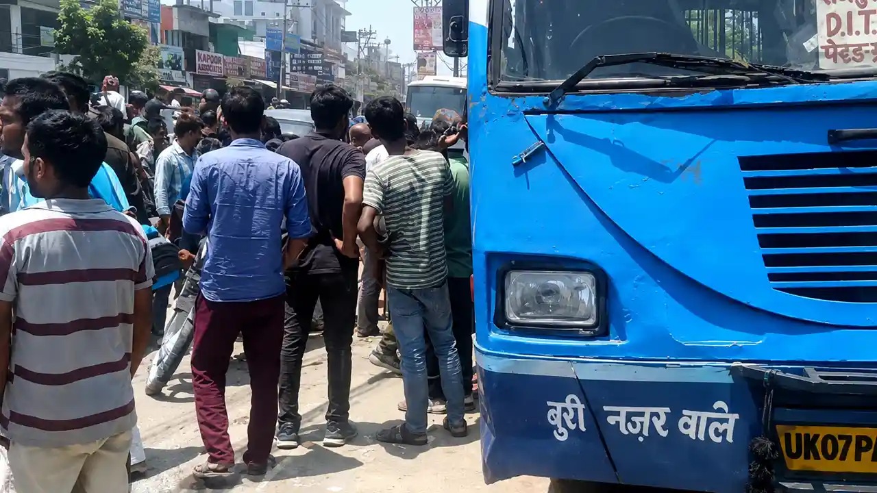 देहरादून : लालपुल पर बेकाबू सिटी बस ने फुटपाथ पर बैठे मजदूरों को रौंदा, एक की मौत