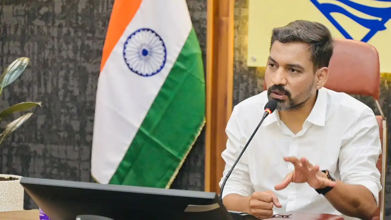 Dehradun DM Meeting : दून एनक्लेव में नलकूप के लिए जमीन खोजने को मिले सिर्फ 15 दिन, नहीं तो...