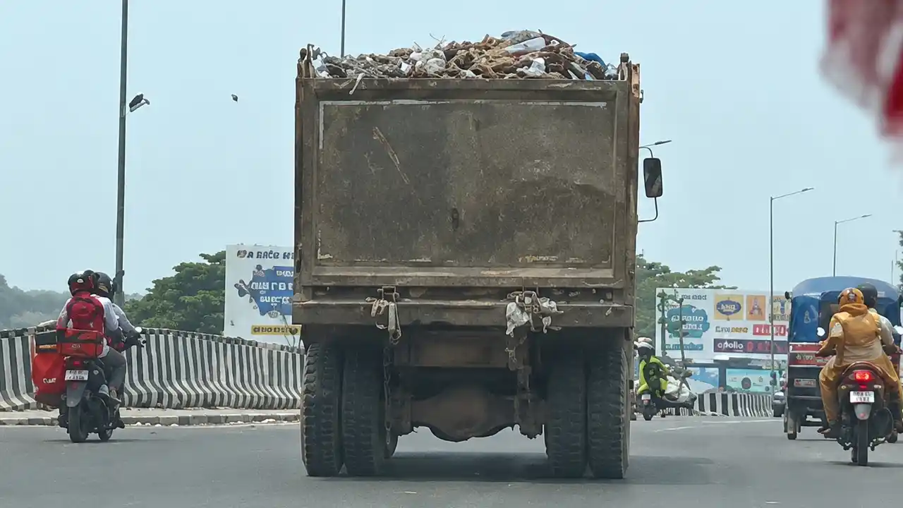 Haridwar News : वाहन से उड़ कर हाईवे पर गिर रहा था कूड़ा, 25 हजार रुपए का लगा जुर्माना