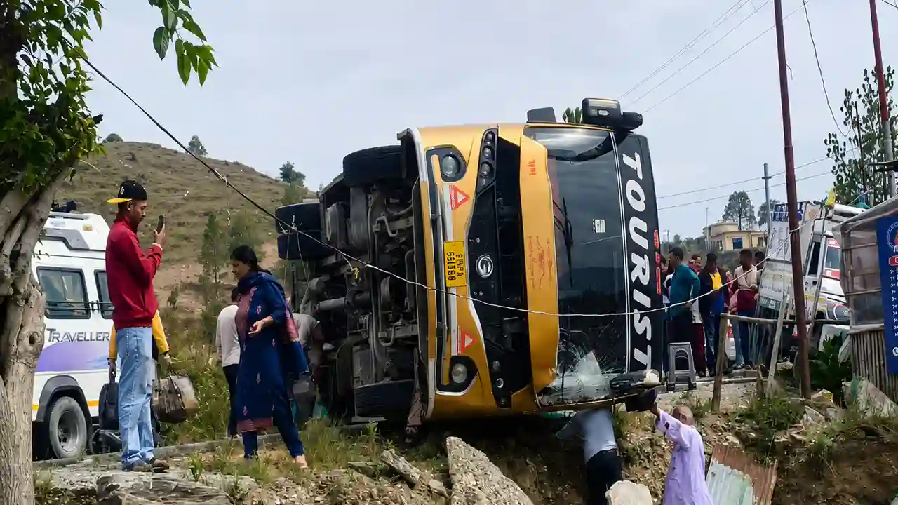 गंगोत्री से केदारनाथ जा रही श्रद्धालुओं की बस पलटी, 5 लोग जख्मी