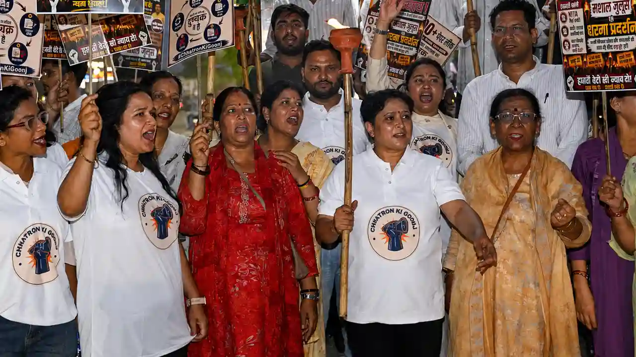 Congress Candle March : 12वीं में 97.6% अंक, फिर भी मौत को लगाया गले! रिया को न्याय दिलाने सड़कों पर उतरी कांग्रेस