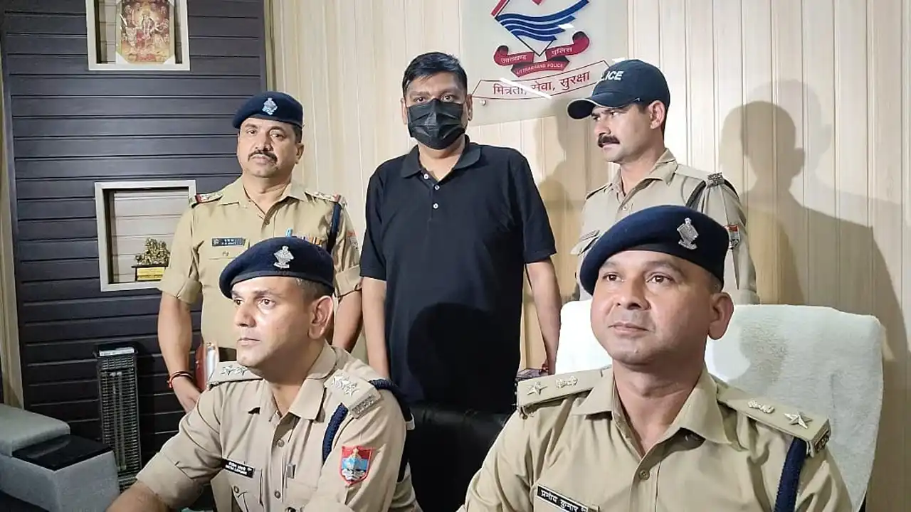 Dehradun Crime : रिटायर्ड बड़े अफसर का बेटा ही निकला महाठग! देहरादून में रौब झाड़ने के लिए बुना था फर्जी IPS का जाल
