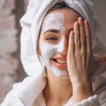इंस्टेंट ग्लो के लिए रूखी स्किन पर आज से शुरू करें ये स्किनकेयर टिप्स