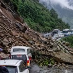 Uttarakhand Monsoon : चारधाम यात्रा पर ब्रेक! सिरोबगड़ में लैंडस्लाइड से बदरीनाथ हाईवे बंद, 10 KM तक लगा भारी जाम