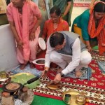 सिल-बट्टे पर पीसा नमक, चूल्हे पर बनाई मंडुवे की रोटी; टनकपुर में दिखा CM Dhami का ठेठ पहाड़ी अंदाज