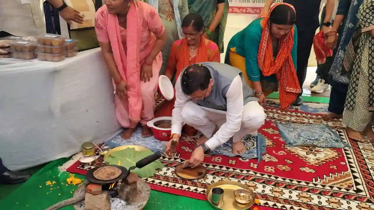 सिल-बट्टे पर पीसा नमक, चूल्हे पर बनाई मंडुवे की रोटी; टनकपुर में दिखा CM Dhami का ठेठ पहाड़ी अंदाज
